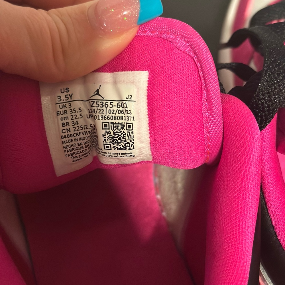 Nike Jordan 1 Low Black and Pink - Picture 3 of 9